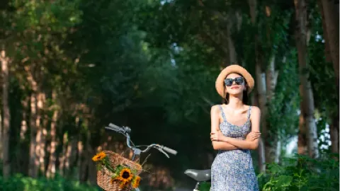 泰国长颈鹿脑袋卡围栏锤救